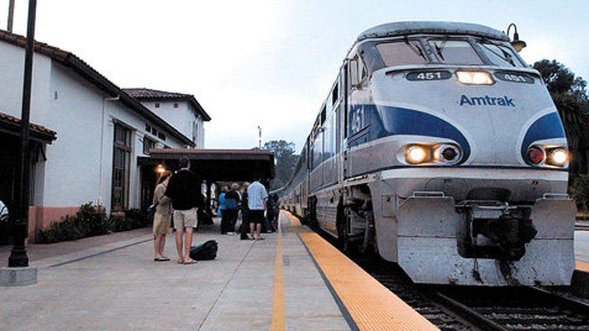 Amtrak’s Pacific Surfliner pulls into the San Luis Obispo station in a 2013 file photo. Damage to the tracks has cut off service between SLO and Santa Barbara.