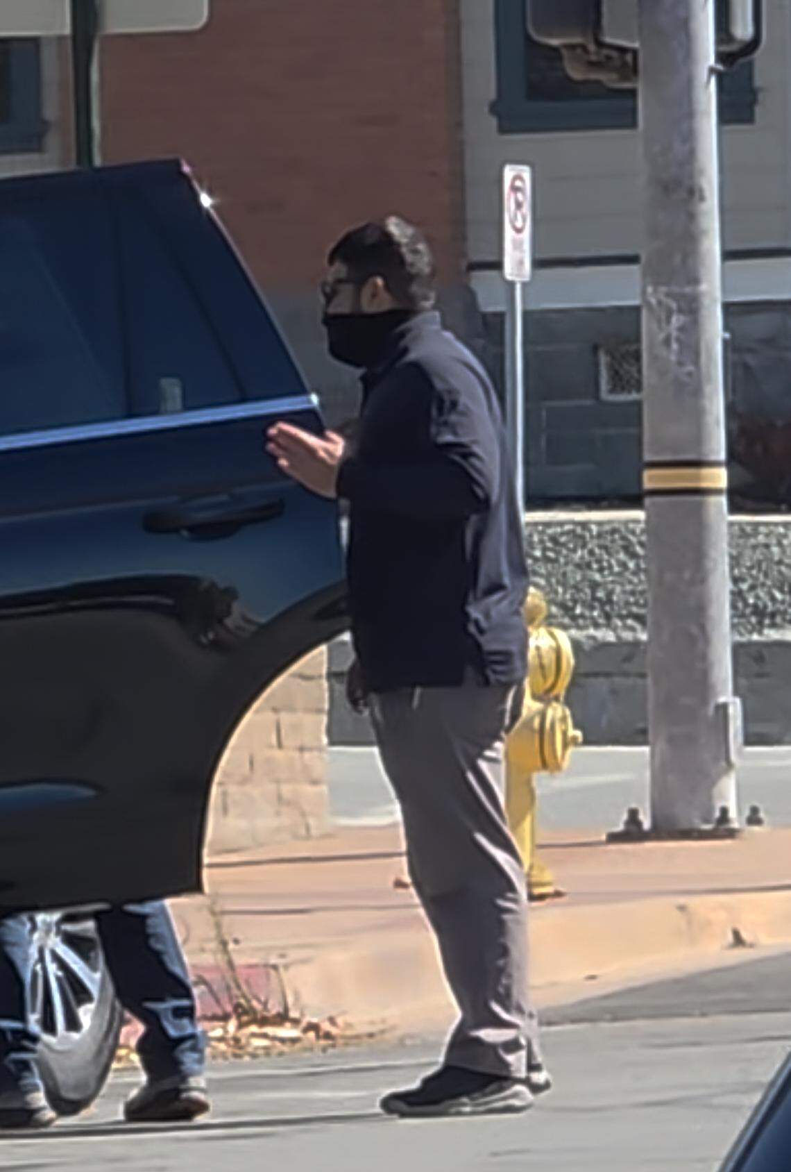 Agentes de ICE enmascarados arrestan a Omar Catalán Estrada cuando salía del Tribunal Superior de San Luis Obispo el 31 de julio de 2025.