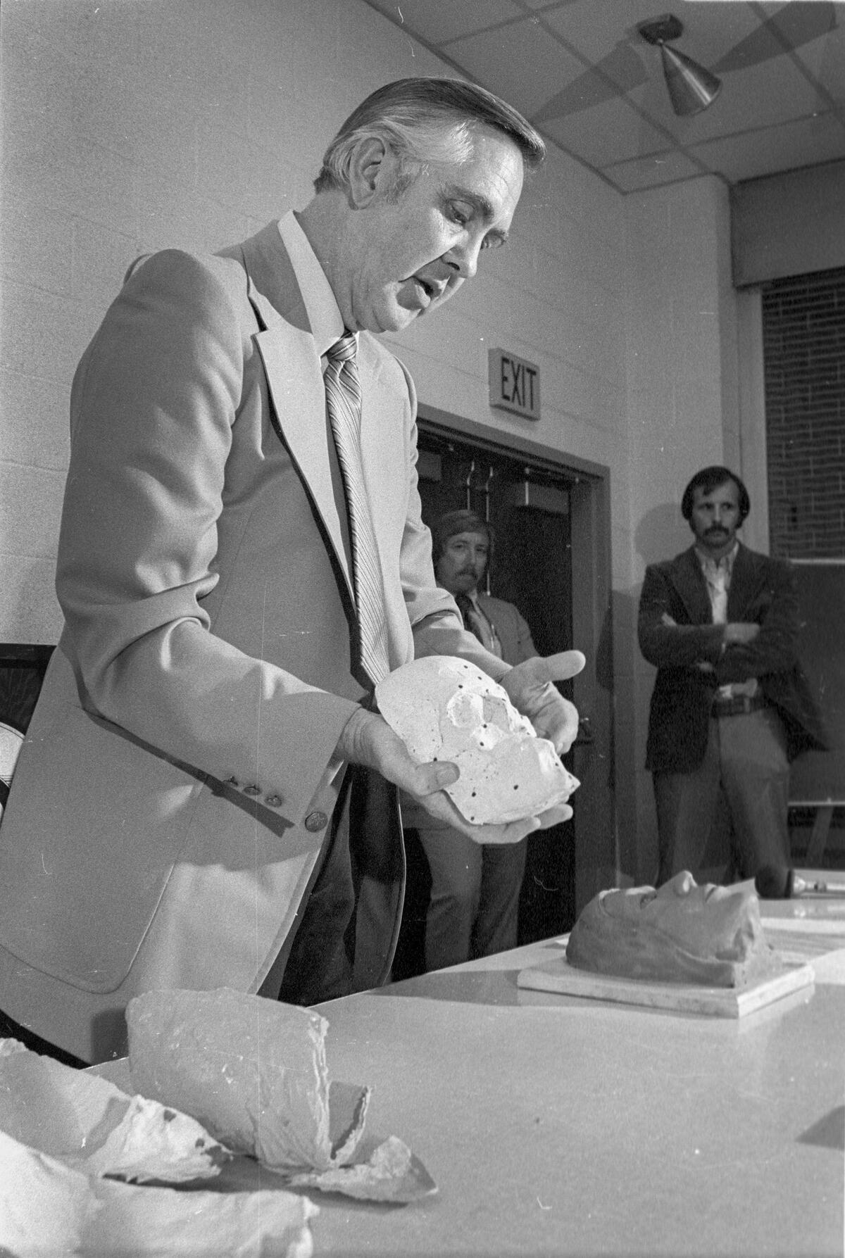 The model that helped San Luis Obispo County Sheriff’s Office detectives identify a teenager whose body was found on the Cuesta Grade was made by Dr. Rodger Heglar, background. She was identified in 1992 as Cheryle Ann Manning of McMinville, Oregon. The model was made in July 1978, a month after her body was discovered.