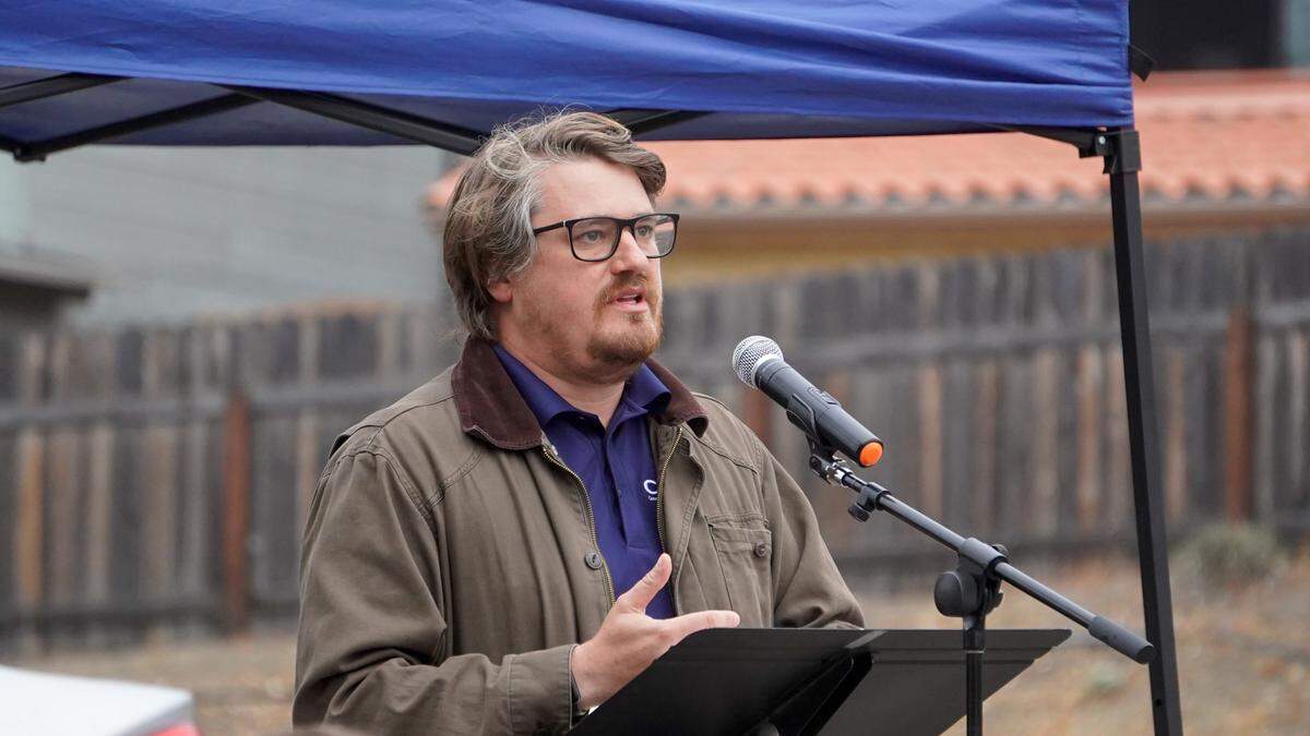 Community Action Partnership of San Luis Obispo homeless services director Jack Lahey speaks to a crowd of around 200 neighbors Wednesday evening in the SLO Naz Church parking lot. The church hosted an informational meeting on a proposed safe parking site that would host homeless residents living in their vehicles at night for one or two months each year as part of the city’s Rotating Overnight Safe Parking program.