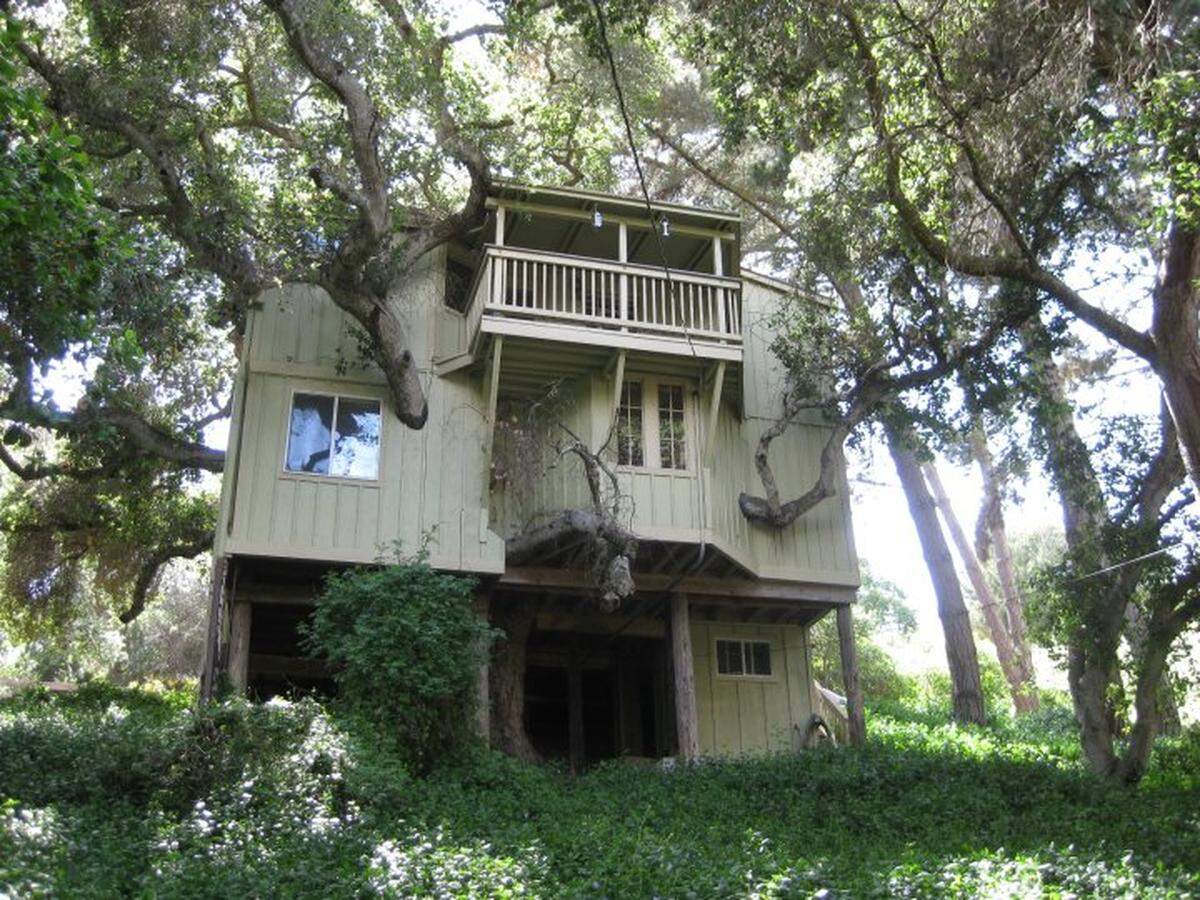 A look at the tree house apartment at 765 Price Canyon Road.