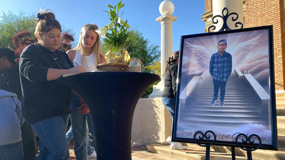 El Departamento de Policía de Atascadero honró a José Gutiérrez con una medalla póstuma honoraria por salvar vidas por su heroica acción al advertir a un amigo sobre un camión que se aproximaba y lo atropelló y mató. Brianna Tipton y Kaitlyn Tipton firmaron el libro conmemorativo el 22 de abril de 2025.