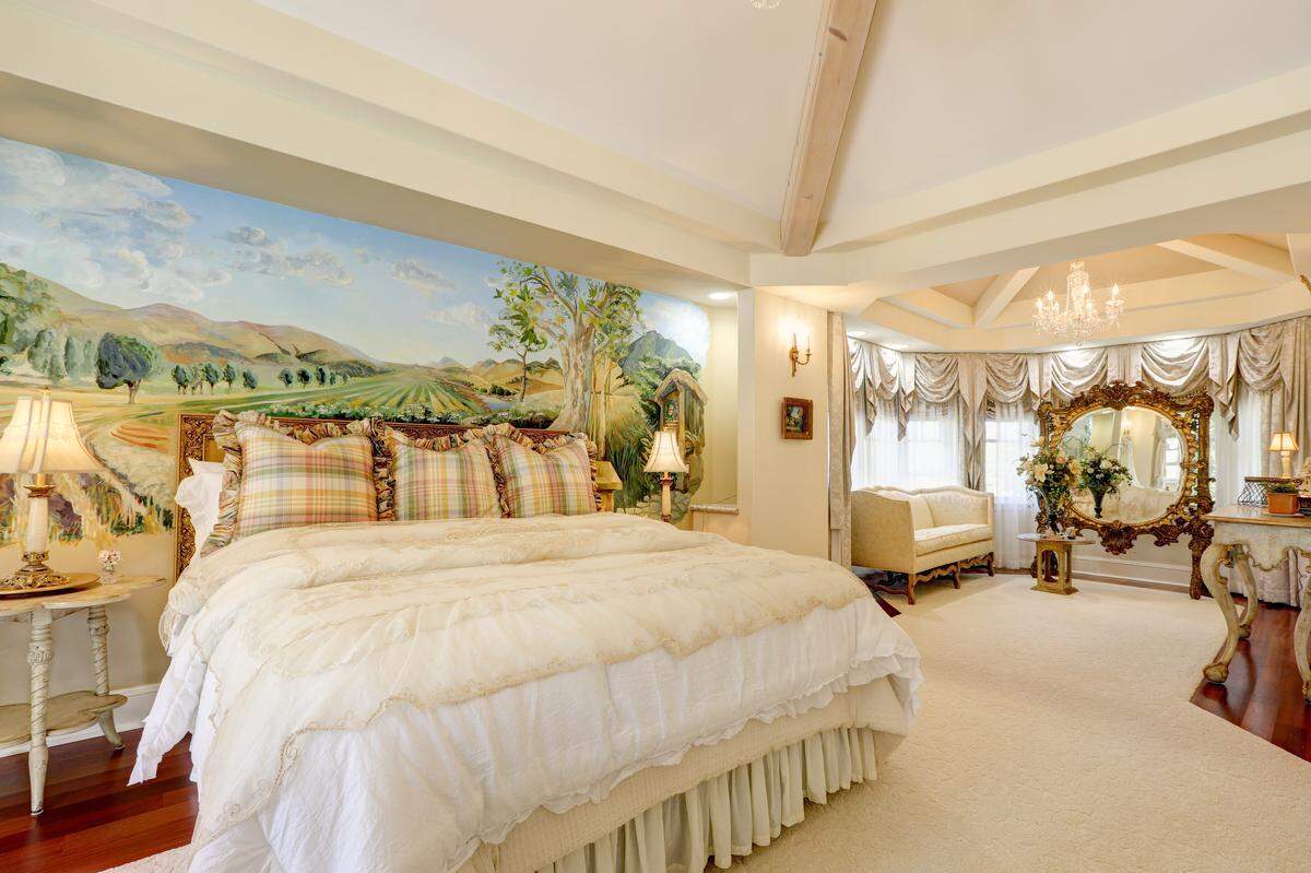 Atascadero artist Lauren Birkhahn painted this mural in the master suite of The Bee’s Knees Fruit Farm in San Luis Obispo.