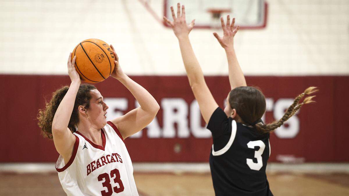 Macoy Sill looks for an open player as Scarlett Hageman defends. The Paso Robles High School girls basketball team beat Nipomo 57-36 on Feb. 6, 2026.