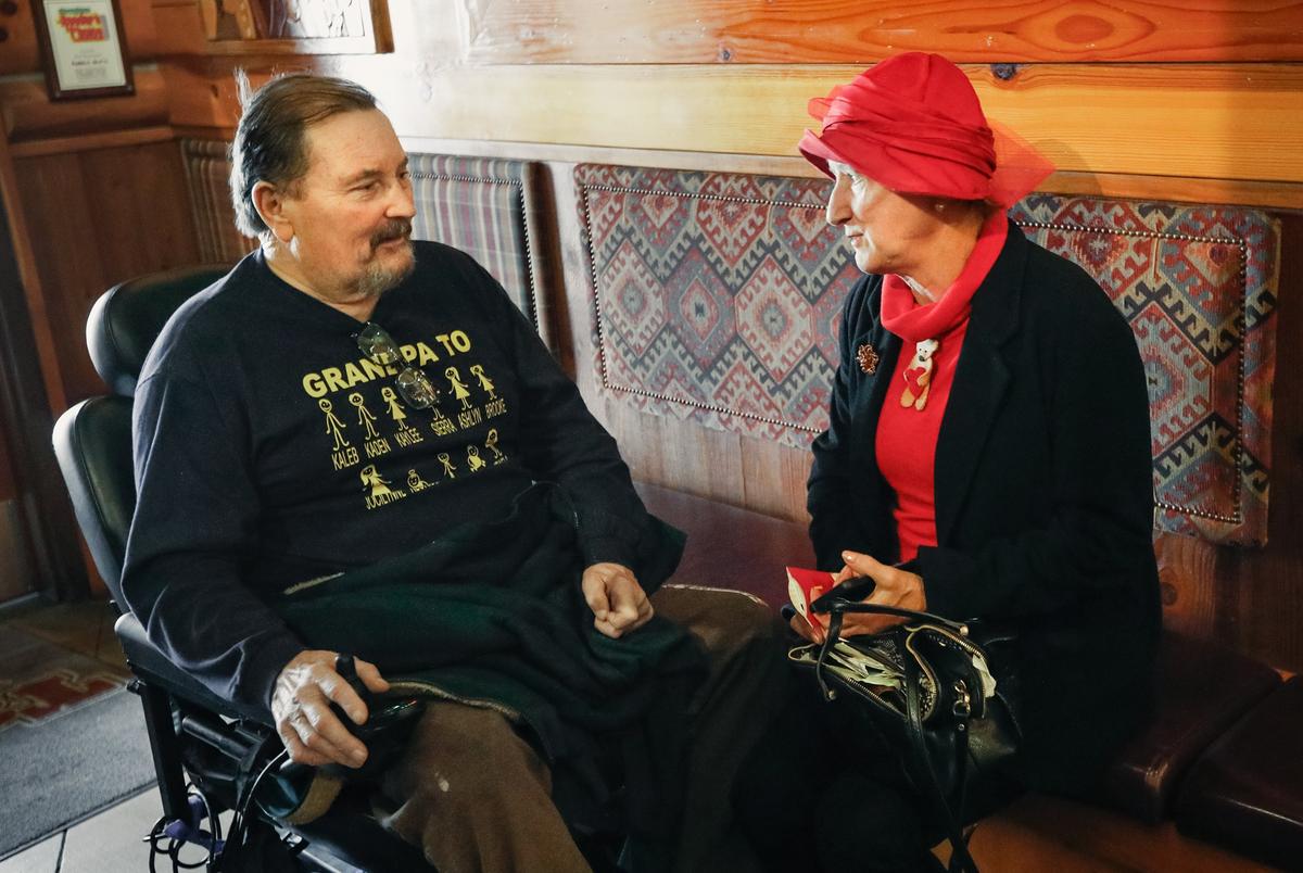Steven Pryor talks with Teena Colebrook, who helped arrange a Valentine’s Day lunch at Tahoe Joe’s on Thursday with Steven’s wife Debbie. The pair have had to live in separate care facilities for the past couple years.