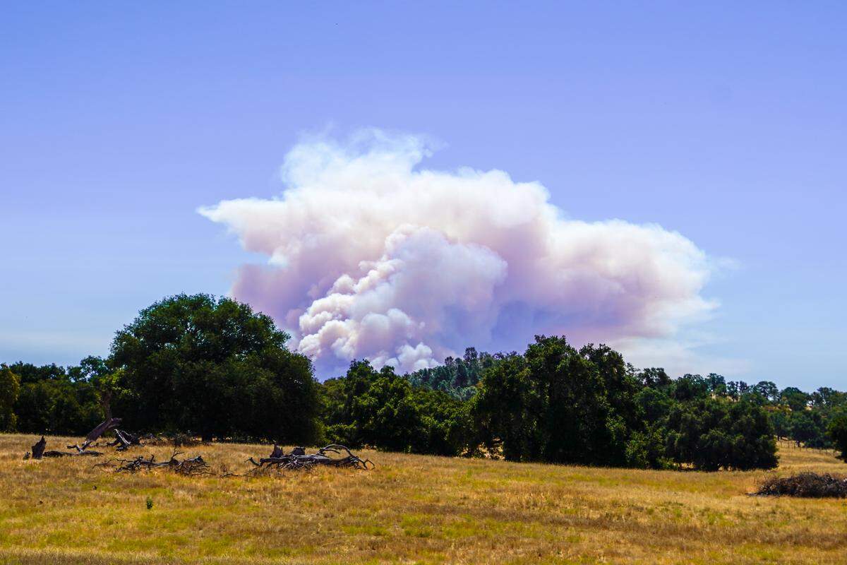 The Gifford Fire looms in the distance, seen here from Santa Margarita Elementary School on Wednesday, Aug. 13, 2025.