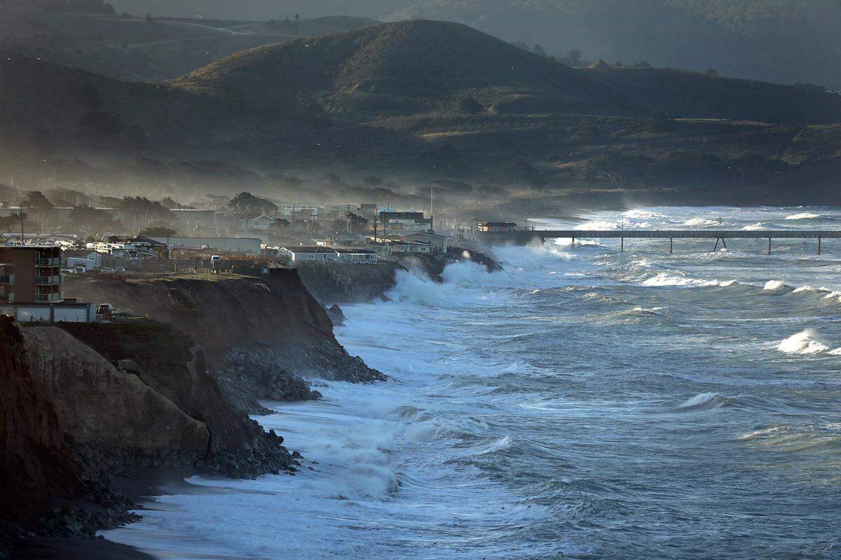 The town of Pacifica, just south of San Francisco, is ground zero for the issue of coastal erosion. On January 20-21, 2019, the combination of ocean surge and a king tide caused high waves. Some homes and apartment buildings have already been lost to the forces of nature. (Carolyn Cole/Los Angeles Times/TNS)