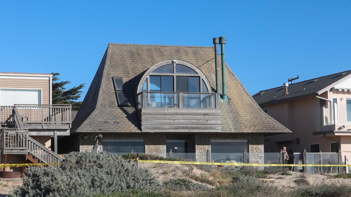 The San Luis Obispo Sheriff’s Department is investigating a suspicious death on Strand Way in Oceano. The investigators prepare to gather evidence nearby, three ocean front homes were surrounded with crime tape. David Middlecamp 1-24-2019