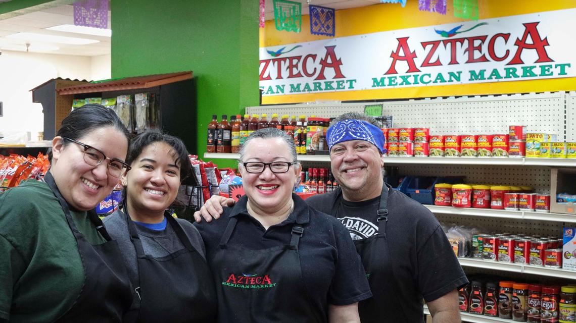 De izquierda a derecha: Hilary Morales, Amanda Morales, Carolina Fuentes y Gabriel Zenteno en Azteca Market, en Atascadero, un restaurante y mercado de fusión mexicano-guatemalteca; visto aquí el 30 de noviembre de 2023.