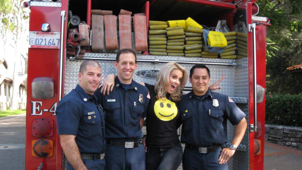 Jenny McCarthy poses with San Luis Obispo City firefighters.