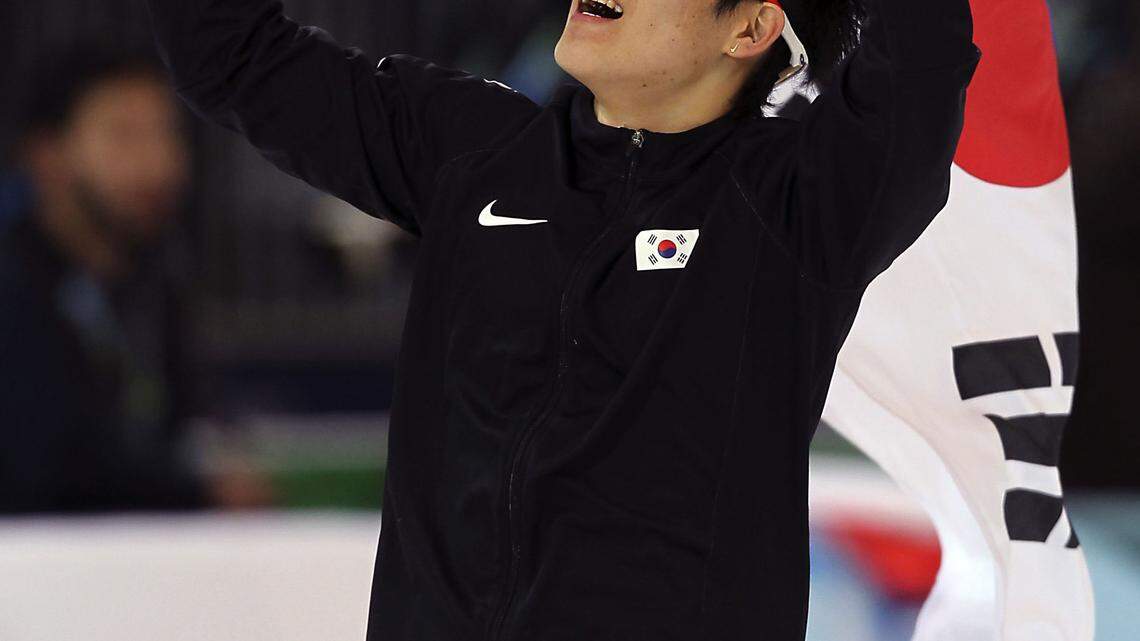 Korean's speedskating win overshadowed by resurfacing problem