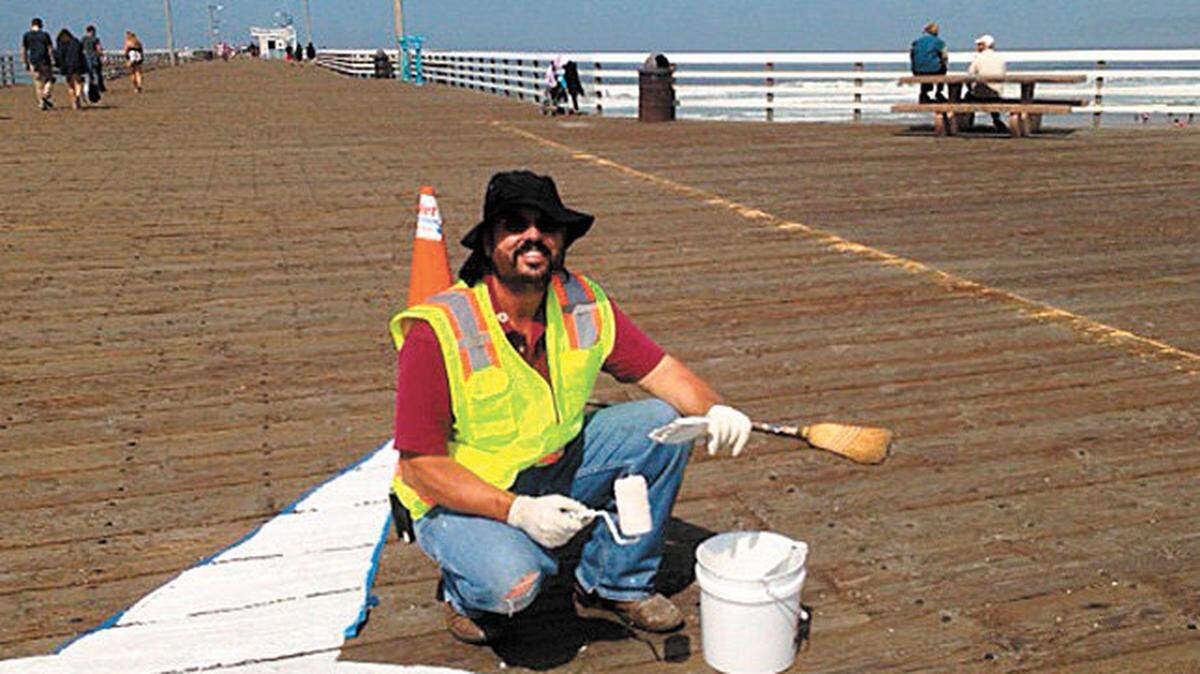 Robert Robert paints the Pismo Pier.
