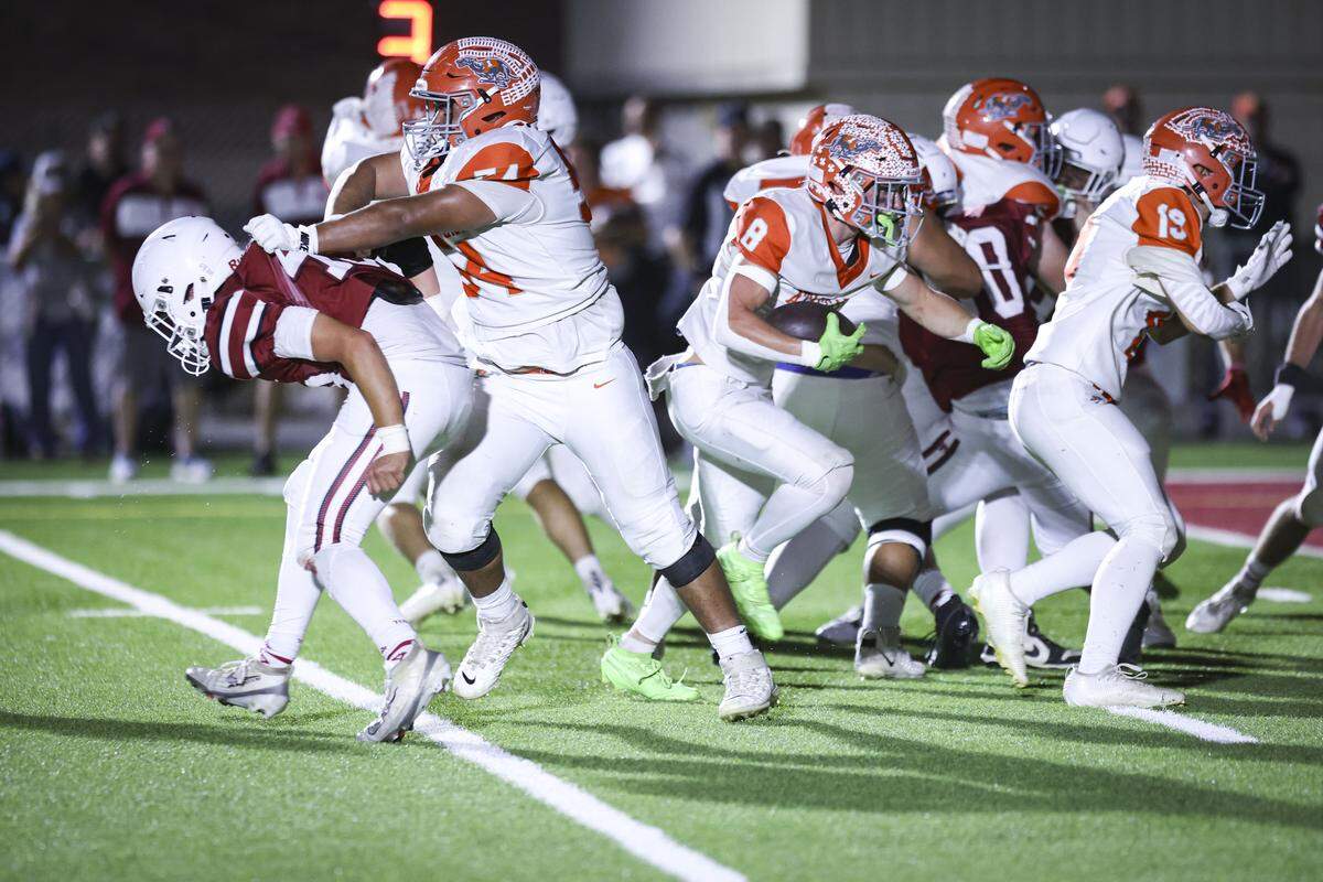 Bishop Resco runs for a touchdown. Paso Robles beat Atascadero 49-14 on Sept. 19, 2025.