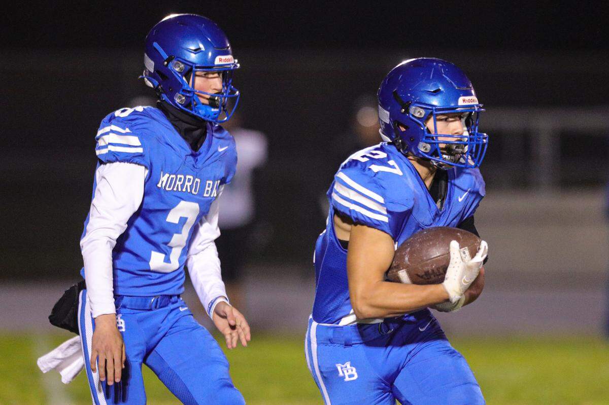 Nicky Johnson hands off to Dylan Turner. Morro Bay advanced to the finals with a 29-26 victory over Pioneer Valley in football Nov. 19, 2021.