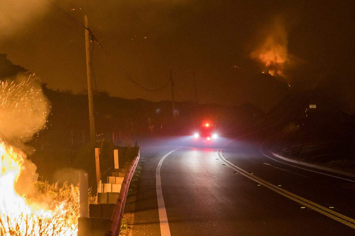 The Colorado Fire burns along Highway 1 near Big Sur, Calif., Saturday, Jan. 22, 2022. (AP Photo/Nic Coury)