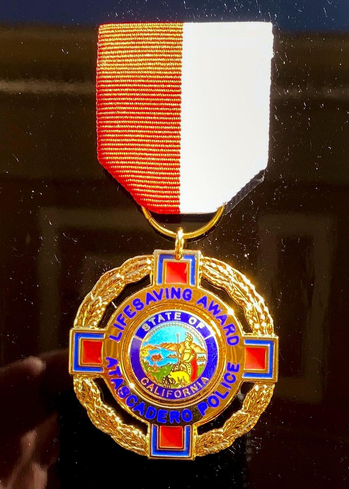 El Departamento de Policía de Atascadero honró a José Gutiérrez con una medalla póstuma honoraria por salvar vidas por su heroica acción al advertir a un amigo sobre un camión que se aproximaba y que lo atropelló y mató. El jefe Dan Suttles entregó la medalla en una ceremonia frente al Ayuntamiento el 22 de abril de 2025.