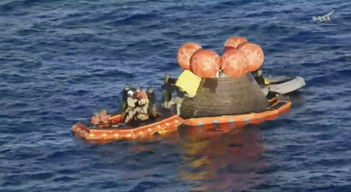 Artemis II crew members emerge from the Orion capsule shortly after 6:30 p.m. on Friday, April 10, 2026, after the spacecraft successfully splashed down in the Pacific Oceano off San Diego following its 10-day trip around the moon.