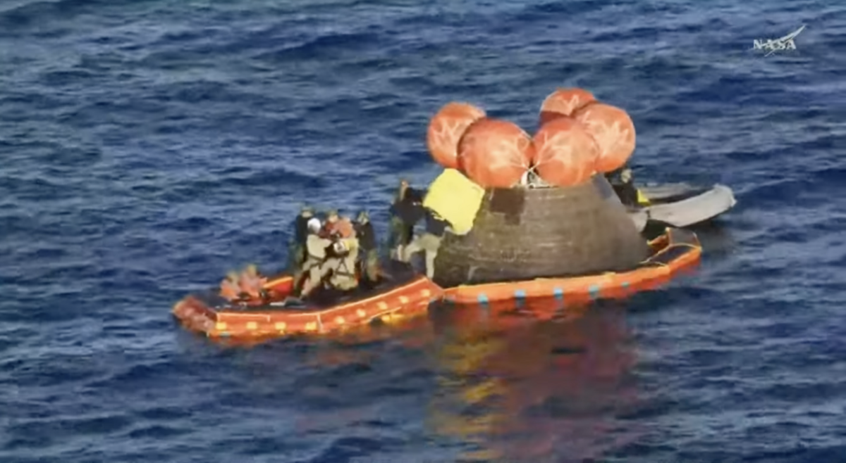 Artemis II crew members emerge from the Orion capsule shortly after 6:30 p.m. on Friday, April 10, 2026, after the spacecraft successfully splashed down in the Pacific Oceano off San Diego following its 10-day trip around the moon.
