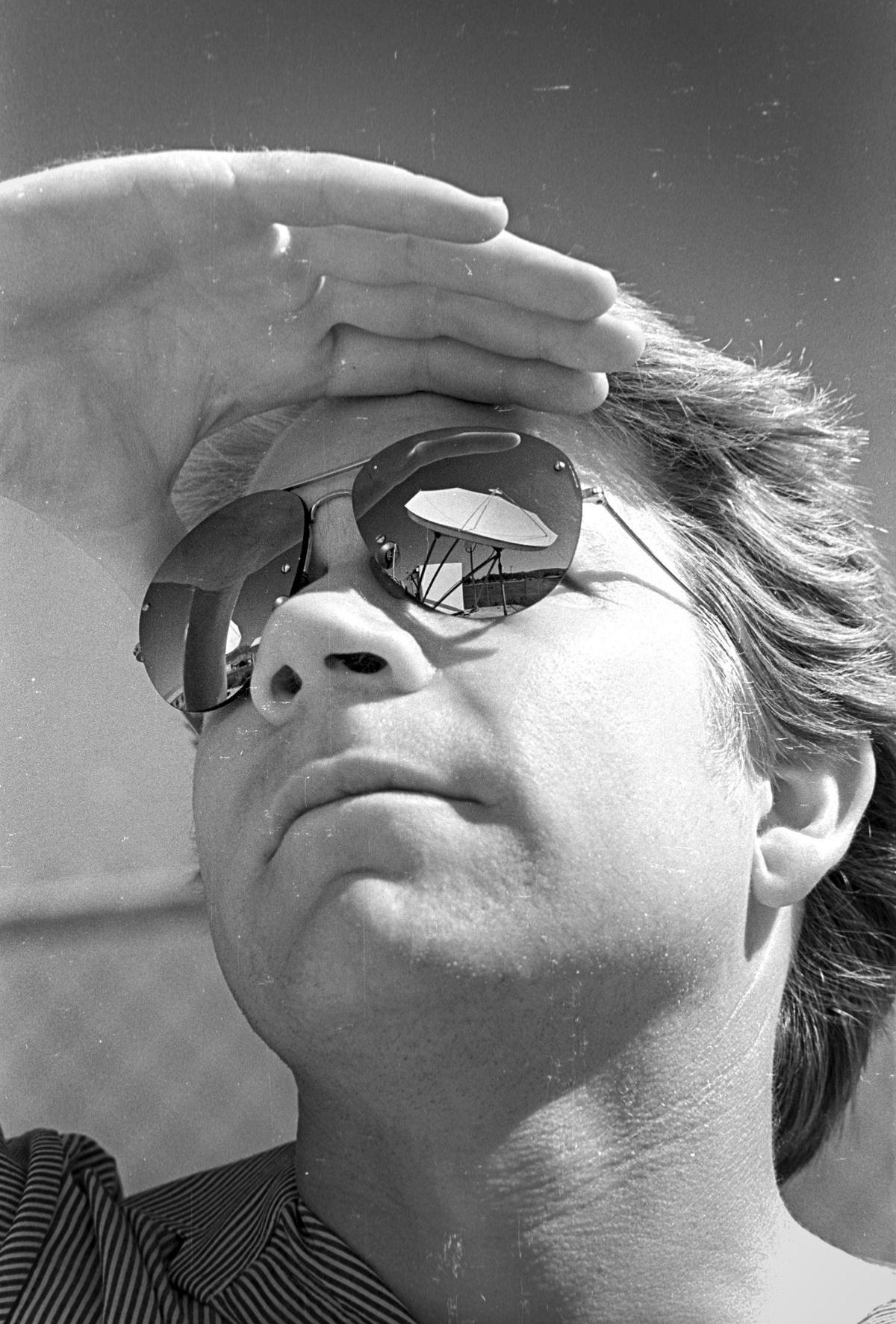 KCBX-FM’s Steve Urbani has his eyes on the radio station’s satellite dish used to connect to National Public Radio programming. The dish is located on Prado Road on Oct. 8, 1980.