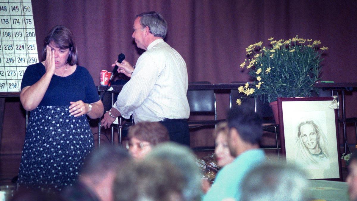 A fund-raiser to help with Denise and Stan Smarts’ legal bills draws 200 in Arroyo Grande on April 13, 1997. 