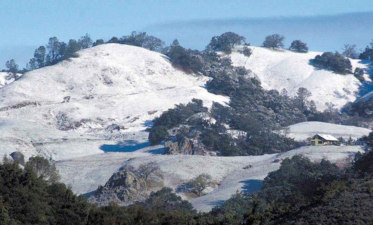 Feb. 19, 2006: These snow-covered Santa Lucia Mountains are seen looking north from Highway 46 West, just east of the road’s 1,760-foot summit.