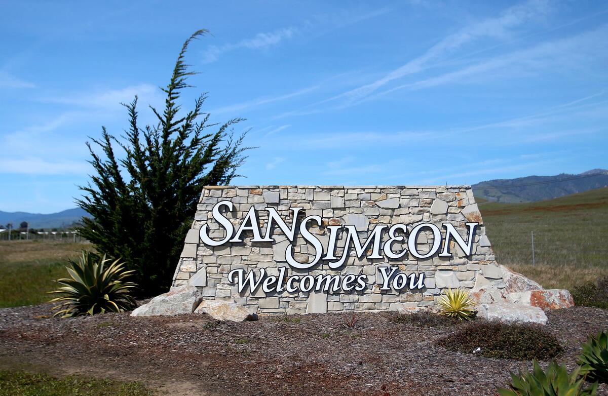 The welcome sign in San Simeon, March 2023.