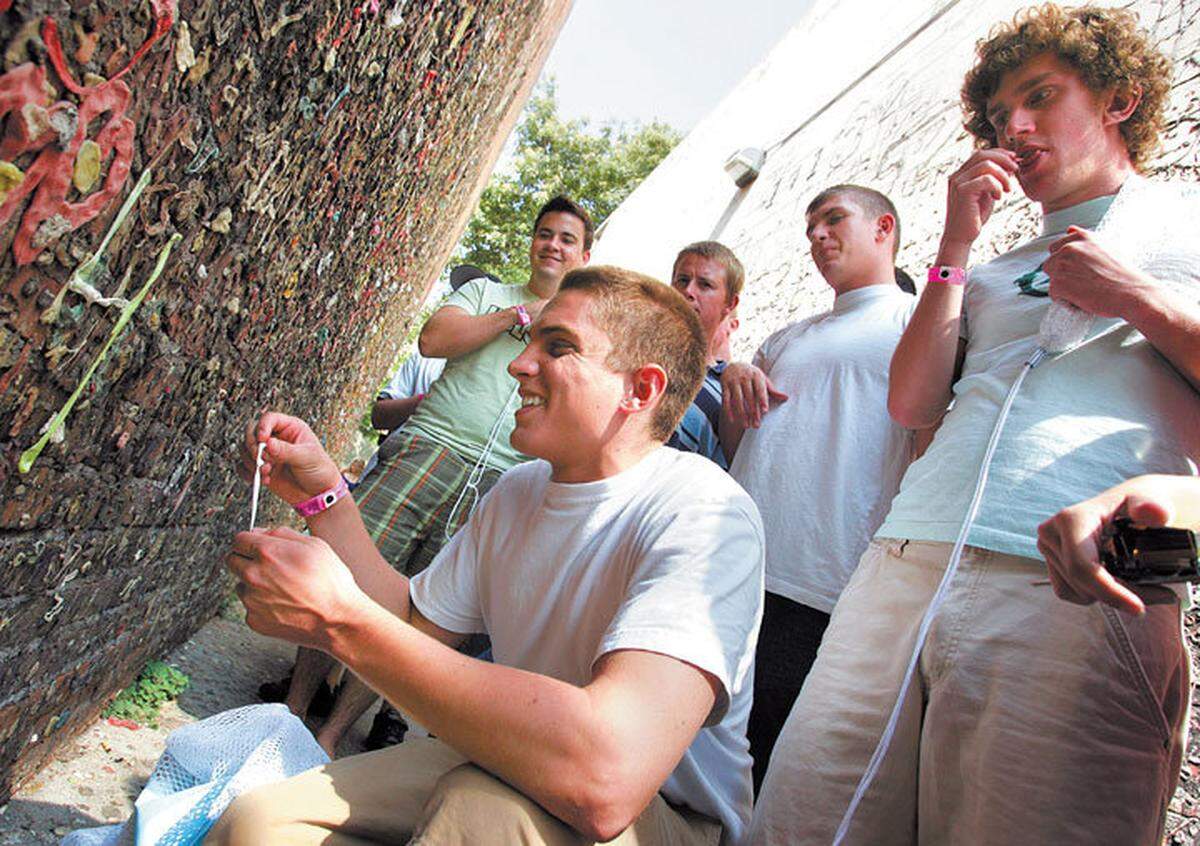 Cal Poly freshmen participating in Week of Welcome leave their mark on Bubblegum Alley during a tour of downtown San Luis Obispo in 2006.
