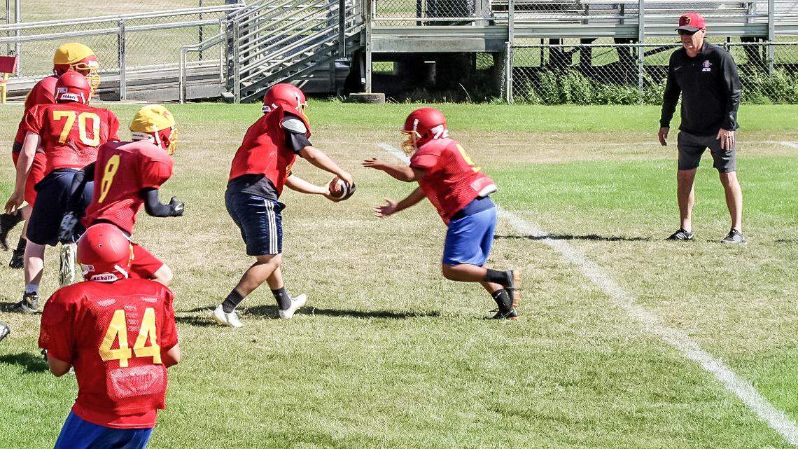 Former NFL player helping to coach Coast Union football team