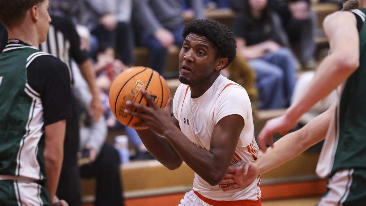 Shea Buckley, seen here in a game against Templeton High School on Jan. 20, 2026, has set the all-time scoring mark for the Greyhounds.