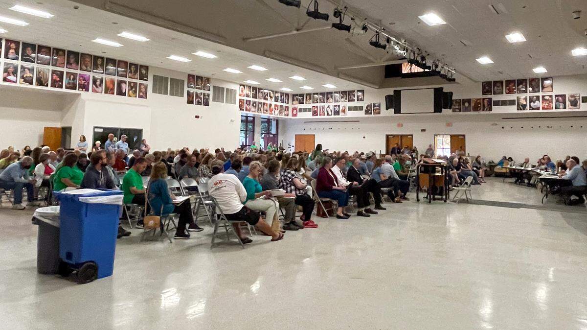 A crowd of supporters and opponents of the proposed Dana Reserve Housing development meet at the South County Advisory Council’s town hall meeting on the project. Supporters and opponents of the project were given a chance to share their thoughts about the project.