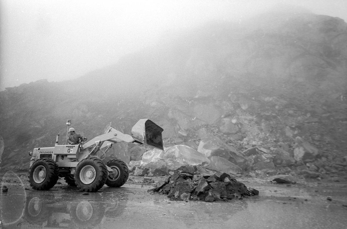 About 5,000 tons of Morro Rock came tumbling down Feb. 22, 1968, on the southeast side of the Historical landmark. Three chunks about the size of large rooms fell from 150 to 200 feet, along with several small pieces. The site was once a rock quarry.