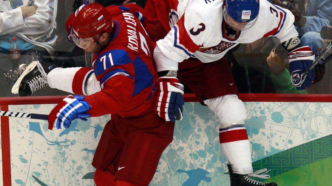 Russia turns backs Czechs in ice hockey, 4-2