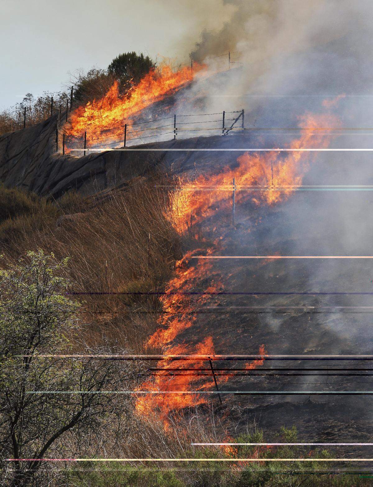 The 2015 Cuesta Fire burns on the east side of the Grade.