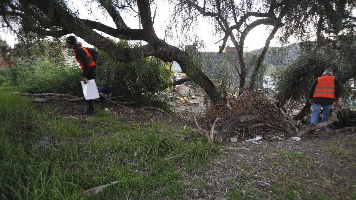 John Townsend, left and Henry Titzler investigate a campsite near the Union Pacific railroad tracks to see if someone is there. Volunteers making the Point-In-Time Count of unhoused were out before dawn on Jan. 27, 2026.