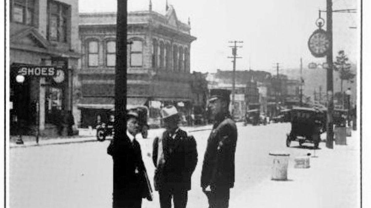 A photo from the October 1918 issue of ‘American City: Volume 19’ shows a gas street lamp similar to the ones ordered for San Luis Obispo in the early 1900s.