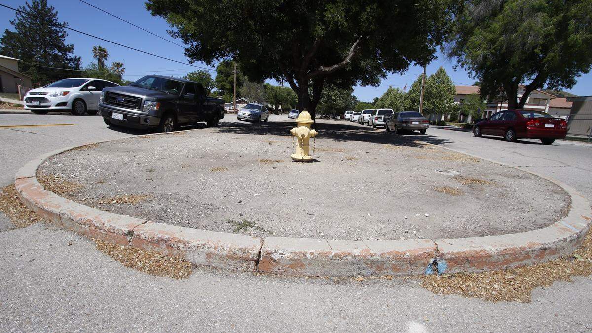 On the west side of Highway 101 in Atascadero, a median with trees and high curbs splits the mall. A crosswalk is proposed for this end near the high school.