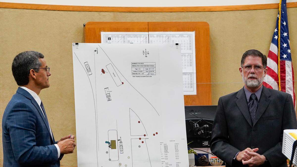 San Luis Obispo County Assistant District Attorney Eric Dobroth questions forensics specialist John Lehr using a map of the crime scene where Stephen Deflaun allegedly killed Stephen Wells, 37, and his 11-year-old nephew, Jerry Rios Jr., on July 8, 2001 at Morro Strand State Beach.