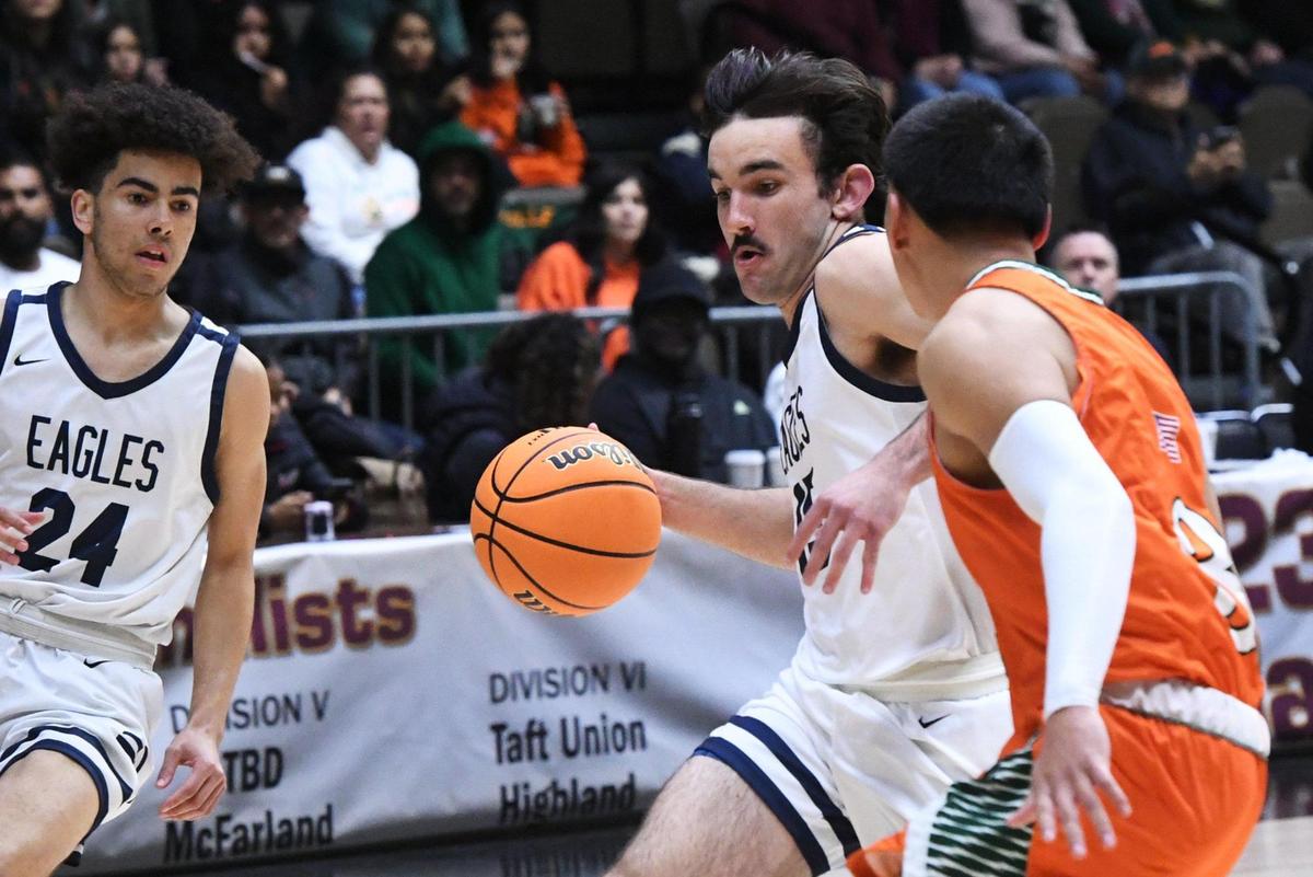 Arroyo Grande’s Tyson Schmidt, center, races Porterville’s Sebastian Mascorro, right, at the CIF Central Section basketball championships Friday, Feb. 24, 2023 in Fresno. Arroyo Grande won 59-30.