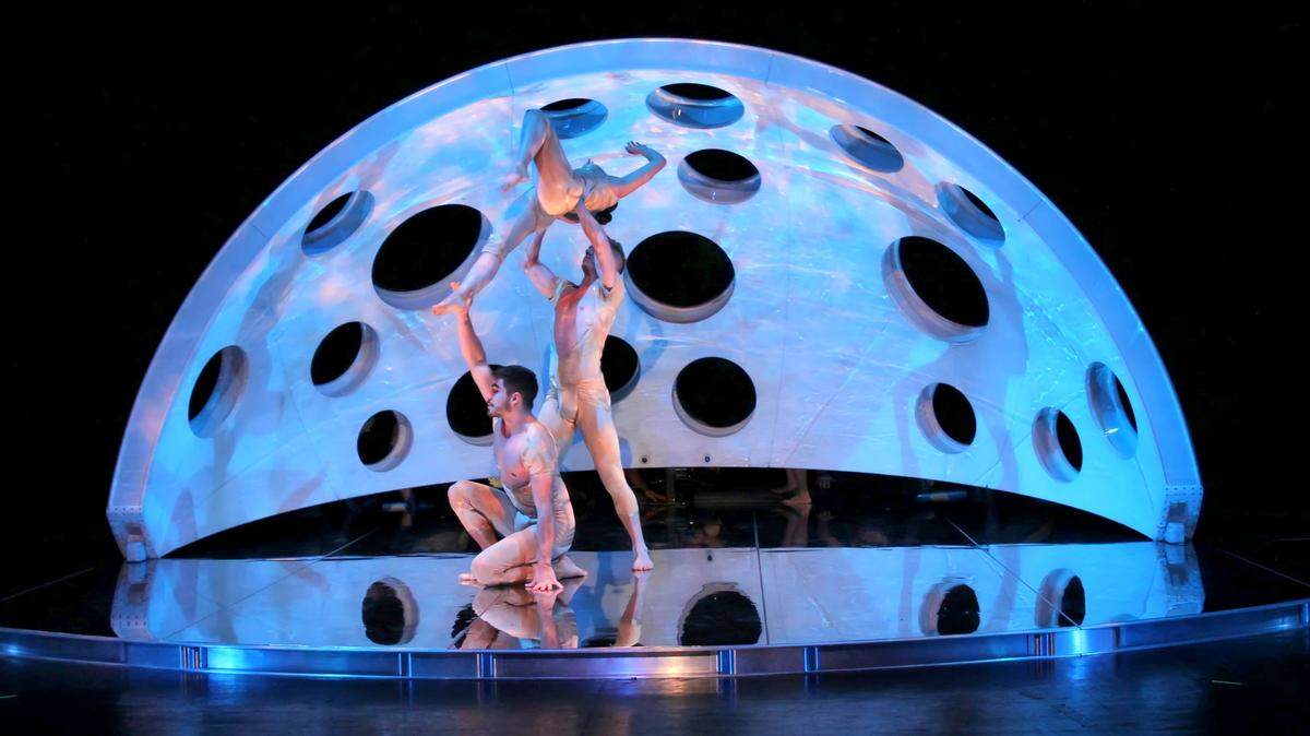 Diavolo dancers perform "Fluid Infinities."