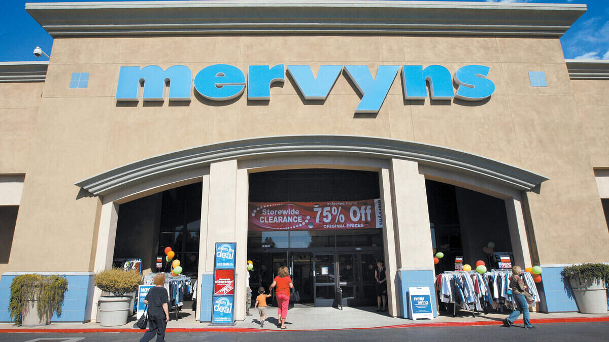 Mervyn's and Linens N Things going out of business. Photo by Joe Johnston  10-17-08