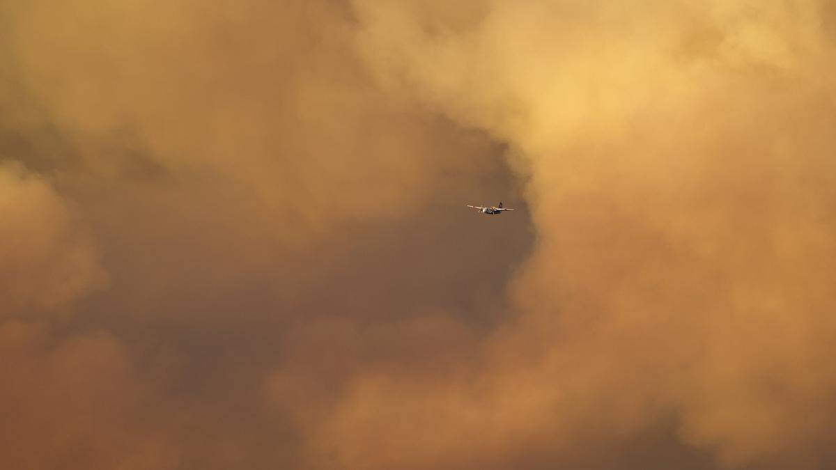 Smoke from fire dwarfs firefighting aircraft. The Gifford Fire burned an estimated 5,000 acres on both sides of Highway 166 east of Highway 101 on August 1, 2025.