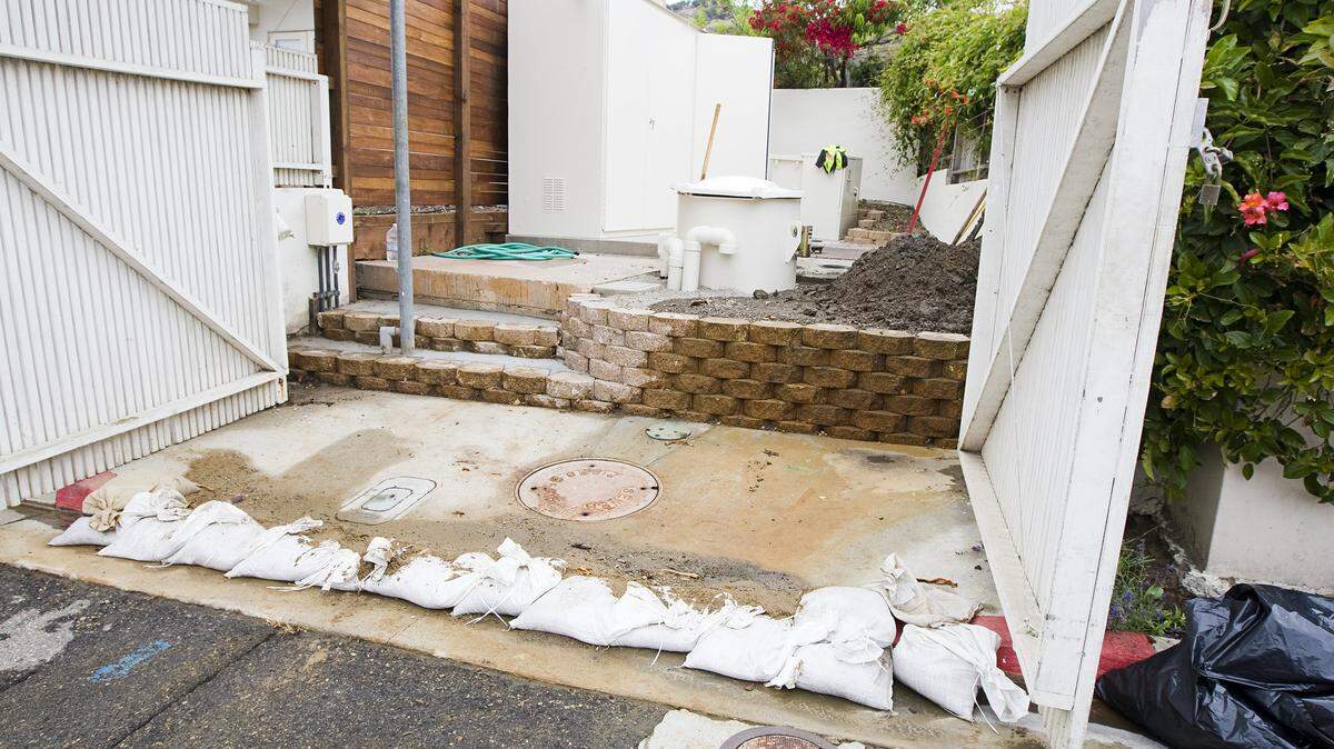 Pismo Beach's Sunset Palisades lift station in the 100 block of Indio Drive in Shell Beach, where 600 gallons of sewage spilled Tuesday morning.
Photo by Joe Johnston 07-24-12