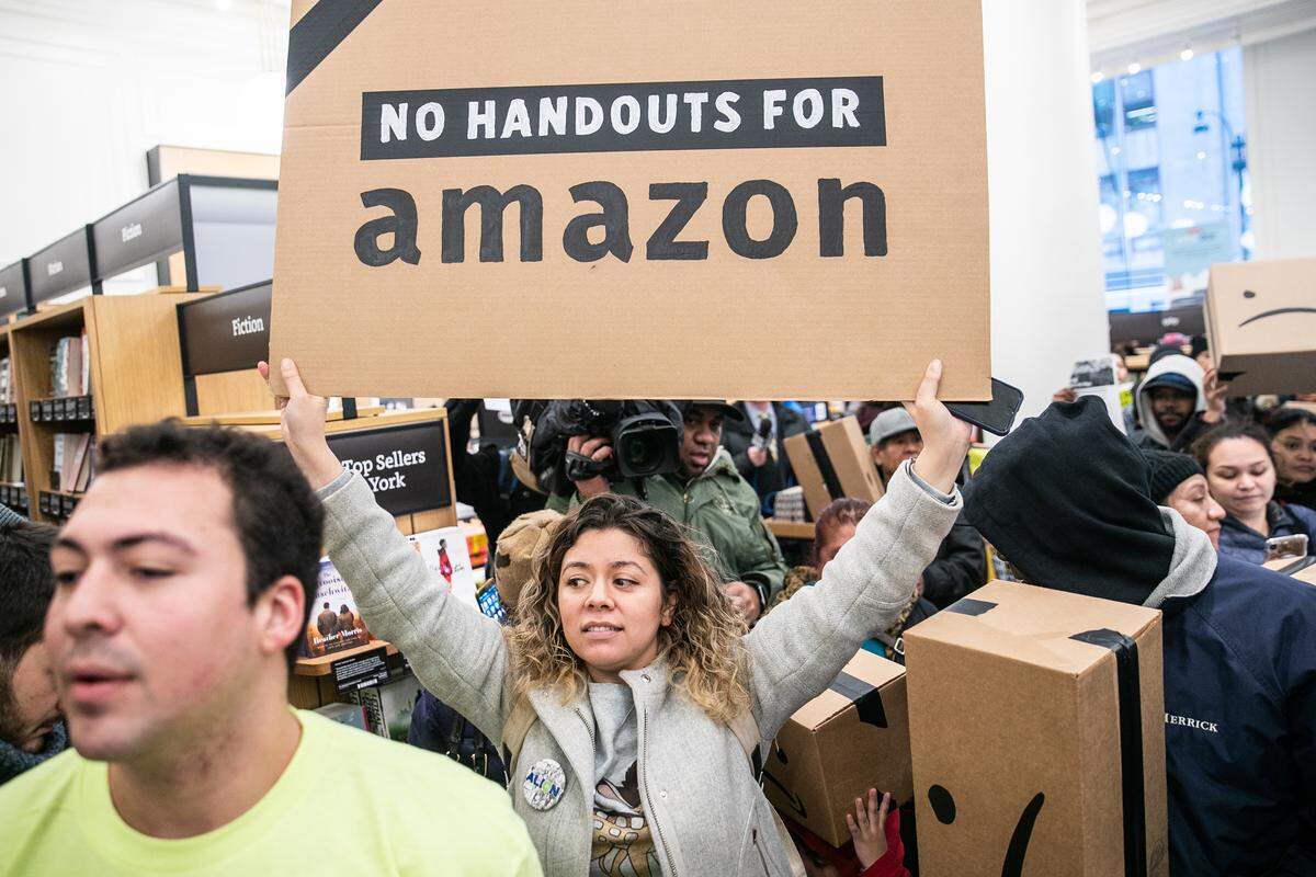 A protest against Amazon’s second headquarters at an Amazon store in New York, Nov. 26, 2018. The political opposition that prompted Amazon to walk away from building a corporate headquarters in New York City featured a touchstone of the progressives economic agenda: ending tax policies that unfairly reward and pamper the wealthy. (Jeenah Moon/The New York Times)
