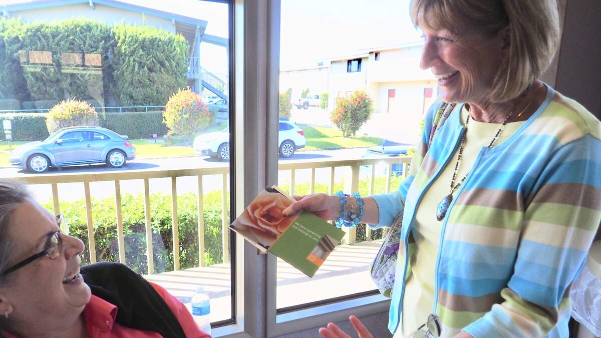 Jeanne Hucek, left, administrative coordinator for the San Simeon Chamber of Commerce and Visitor’s Center, chats with Cambria Chamber of Commerce volunteer Karen Chrisman.