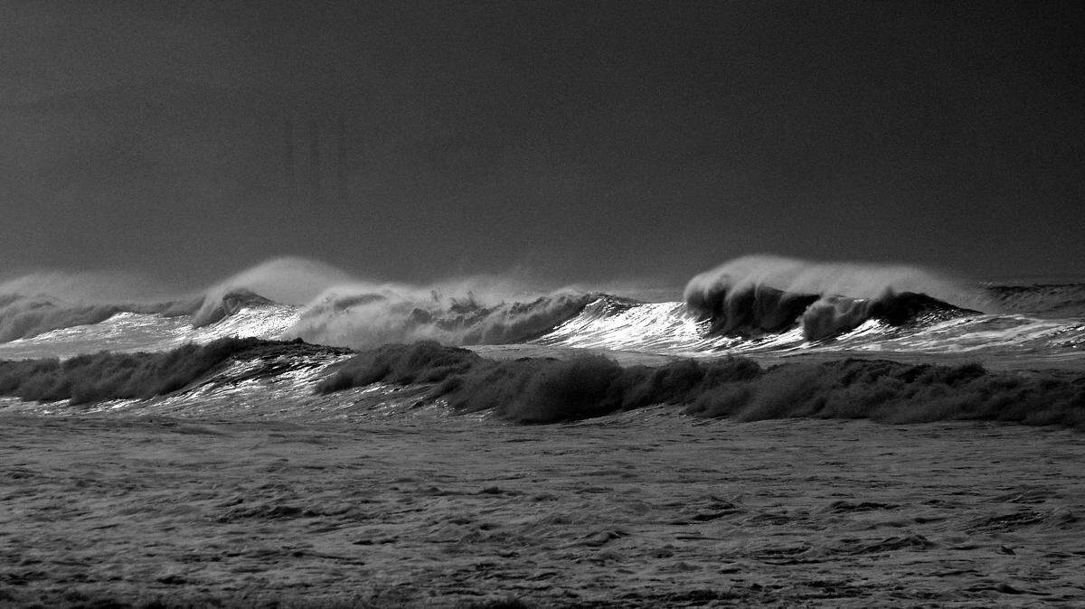 Long-period swells crashing in Morro Bay.