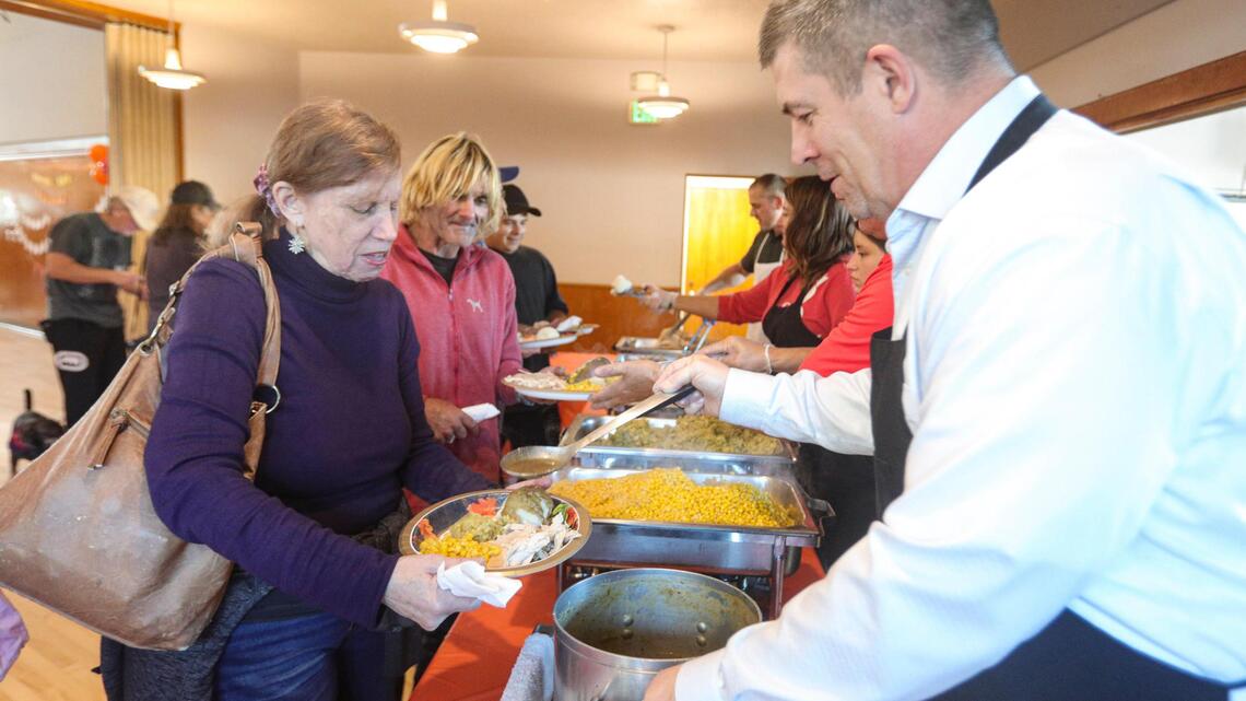 Pismo Beach police host annual Thanksgiving dinner for community. ‘It makes you feel so good’