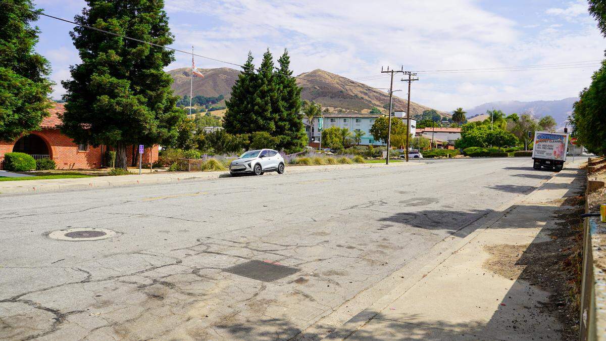 The city of San Luis Obispo is looking to place an interim safe parking site on Palm Street near the San Luis Obispo Veterans Hall to keep unhoused residents sheltered until the city’s rotational safe parking program is ready to open. The parking site would occupy around 200 feet of street between the entrance to the Veterans Hall parking lot and Grand Avenue between 7 p.m. and 7 a.m.