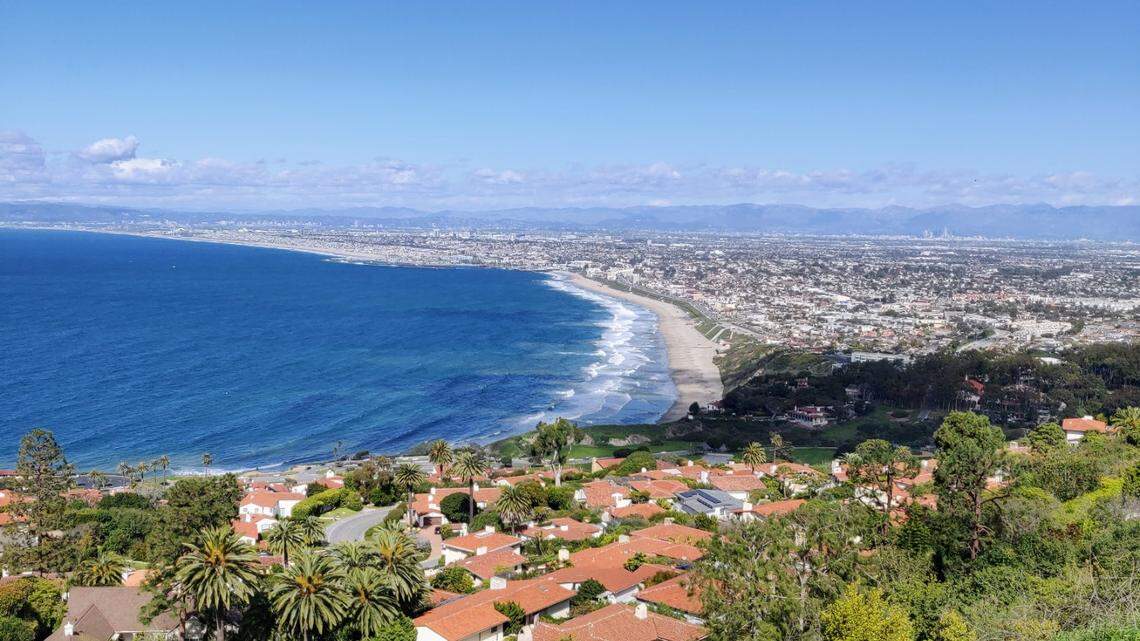 The Palos Verdes coast, by Benoit DeBaix via Unsplash