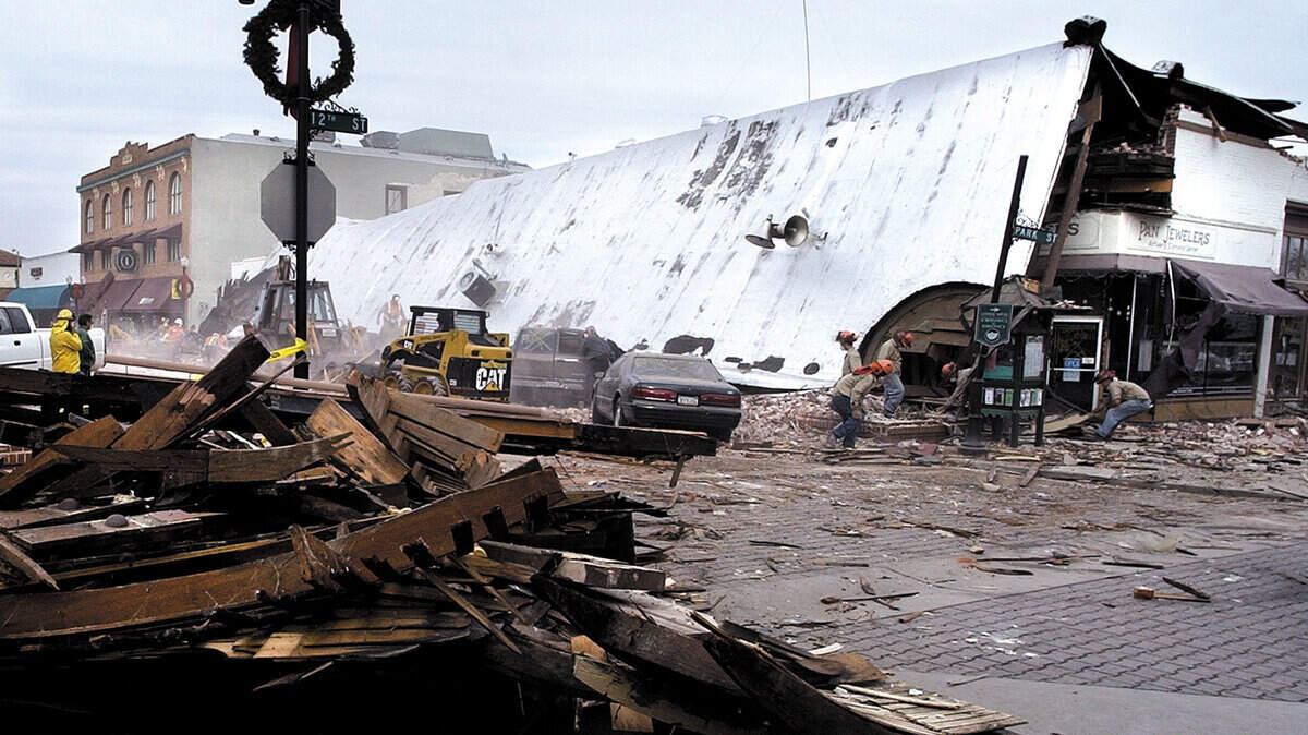 Earthquake causes building to collapse in Paso Robles. Photo by Joe Johnston  12/22/03