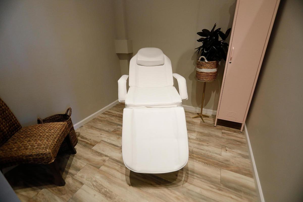 Hairstylist and business owner Sarah Strugis has opened The Wandering Blonde hair salon in Atascadero, San Luis Obispo County, California in December 2022. The salon offers hair, skin and pedicure services to clients.